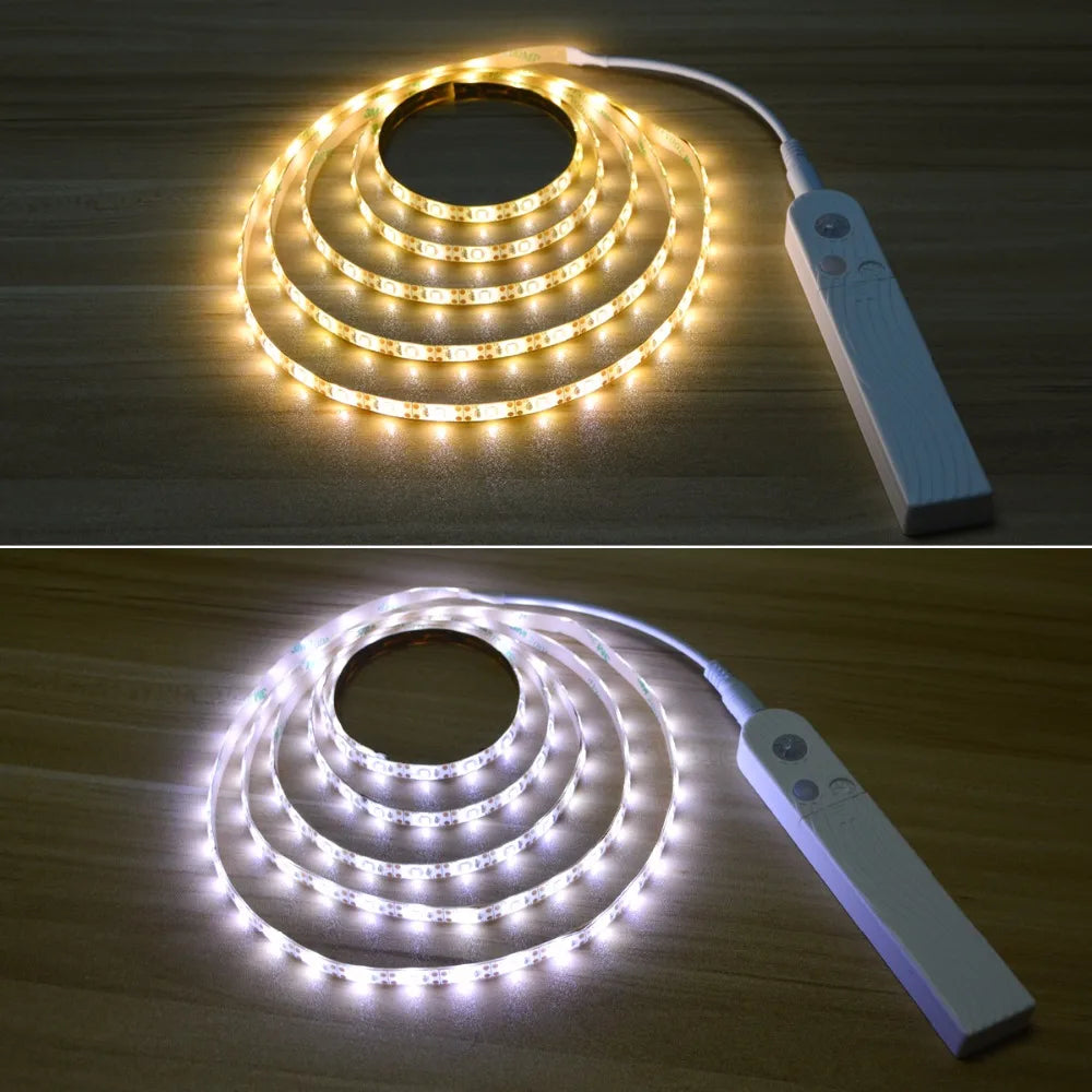 Bandă LED cu senzor de mișcare PIR, alimentare USB / baterie, lumină alb cald – ideală pentru dulap, bucătărie, scară sau iluminare de noapte